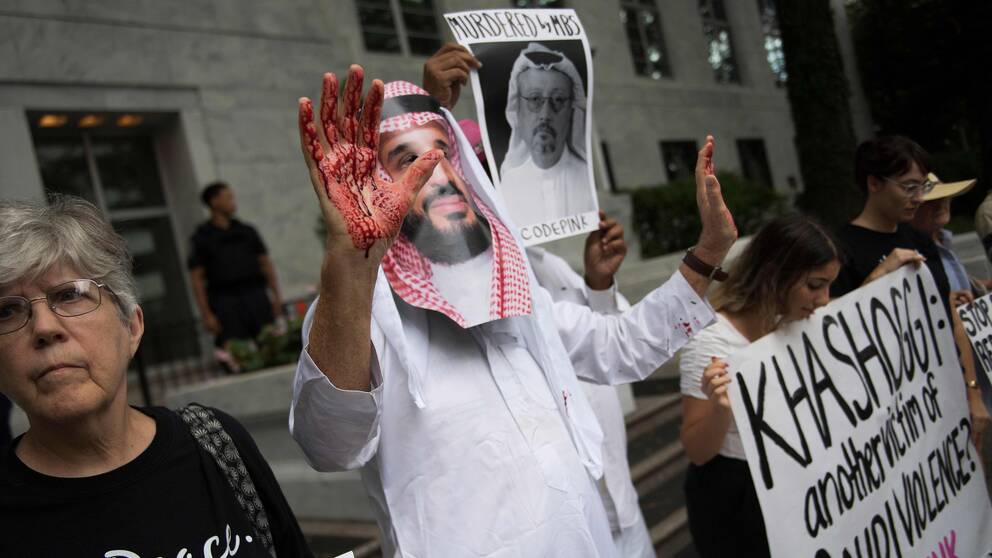 Utklädda till Saudiarabiens kronprins Mohammed bin Salman med blod på sina händer, visar demonstranter vad de tror har hänt journalisten Khashoggi.