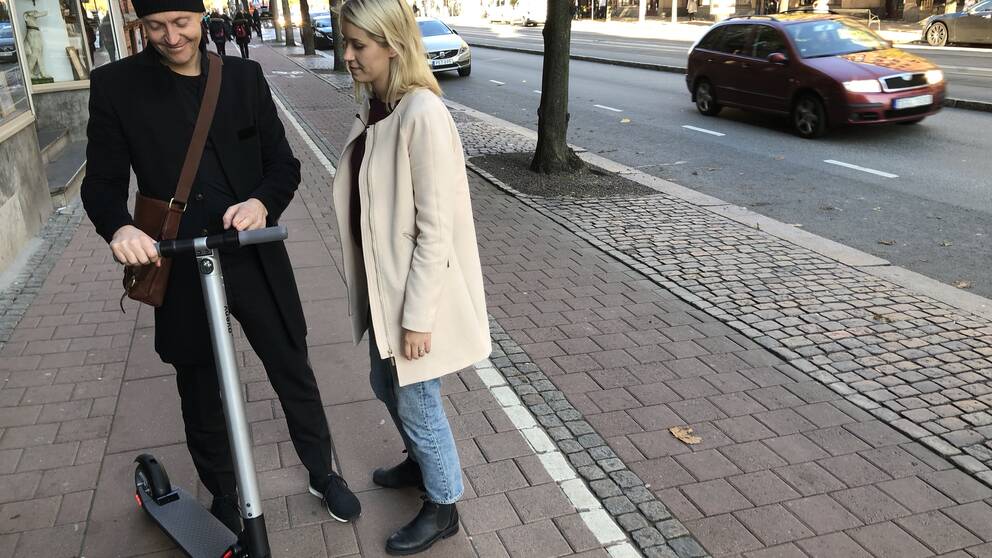 Se när SVT:s reporter provar en elsparkcykel