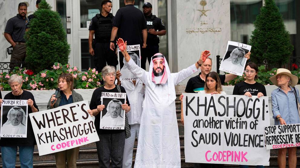 Demonstranter utanför Saudiarabiens ambassad i Washington. En av dem är utklädda till den saudiske kronprinsen Mohammed bin Salman med blod på händerna.