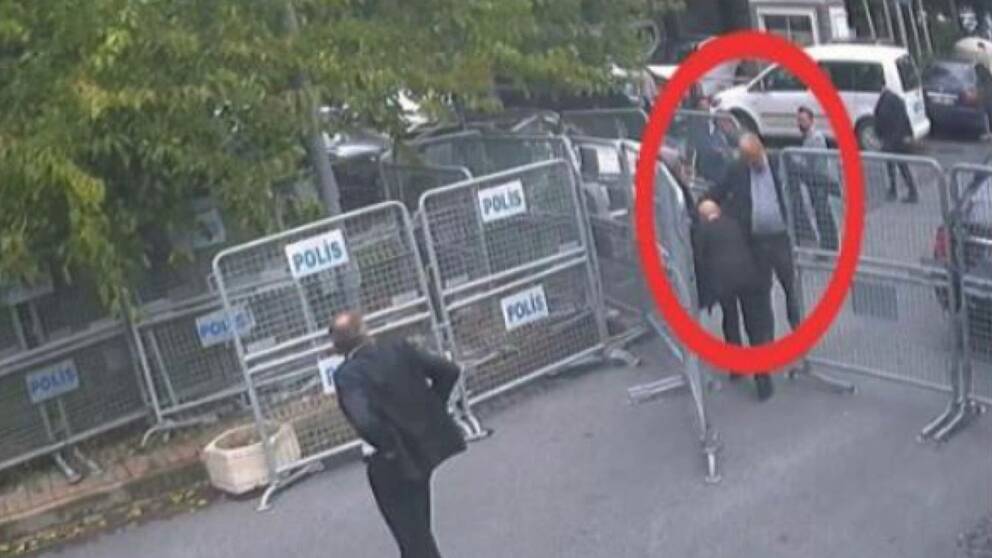 Den här bilden visar Khashoggi på väg in till konsulatet i Istanbul.