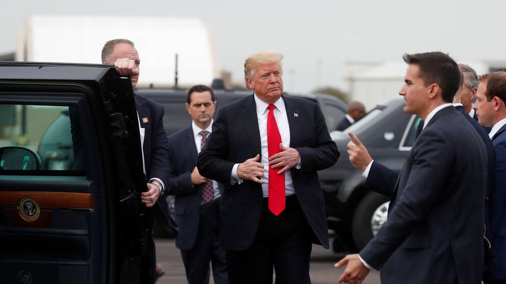 Trump talade med journalisterna innan han flög till Houston för att medverka på ett kampanjmöte för republikanen Ted Cruz. På bilden har han precis landat i Houston.