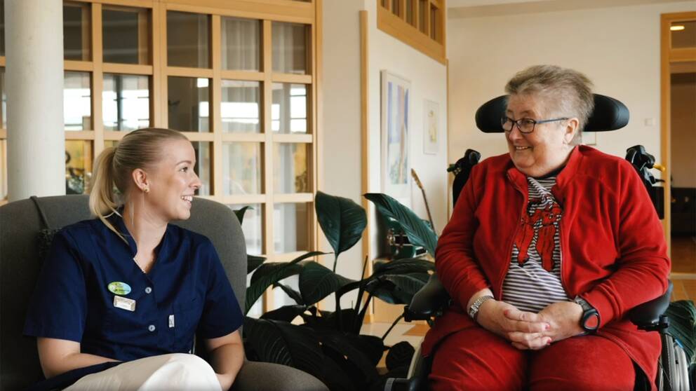 Julia Engman (till vänster) jobbar på Mellannorrlands hospice i Sundsvall, där SVT Nyheter även träffar gästen Birgitta Romboni (till höger)