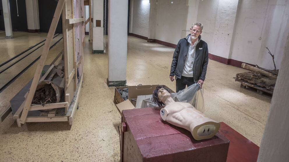 Järnvägsmuseets chef Robert Sjöö i en tömd vagnhall som ännu inte börjat renoveras.