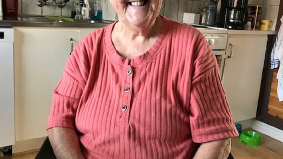 Ella Johansson, 90 år gammal, sitter på en stol hemma i sitt kök.