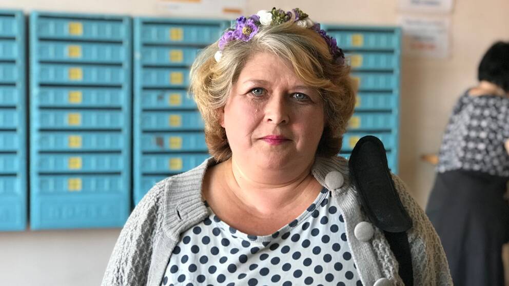 Viktoria Kravtjenko är brevbärare i Ukraina och delar ut den ukrainska tidningen 