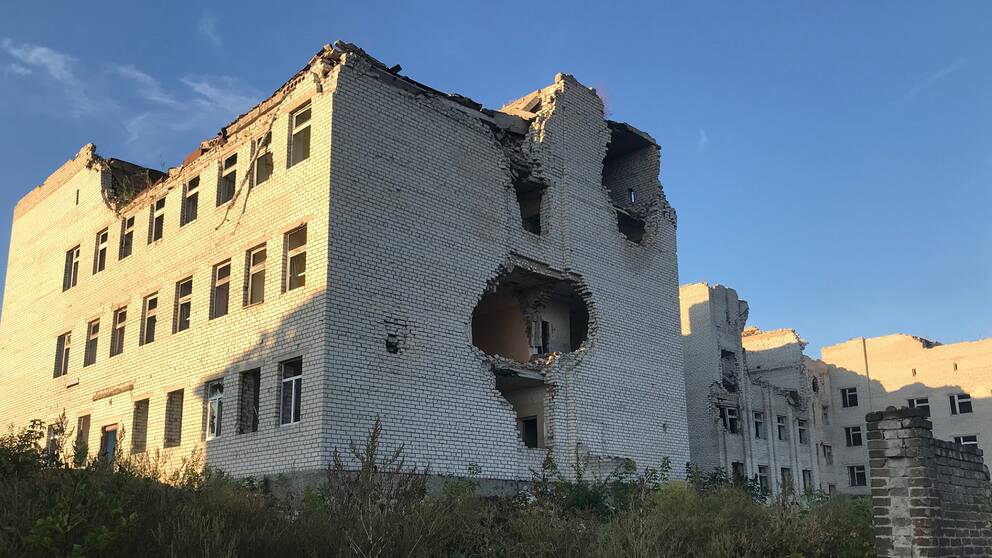 Det har gått fyra år sedan fronten gick här genom Kramatorsk - men kriget mellan den ukrainska armén och dom ryskstödda trupperna fortsätter. Nästan varje dag är det någon som dör i striderna. Men det här är ett krig som bedrivs på två fronter - förutom det traditionella kriget så pågår ett informationskrig – via teve, tidningar och sociala medier.