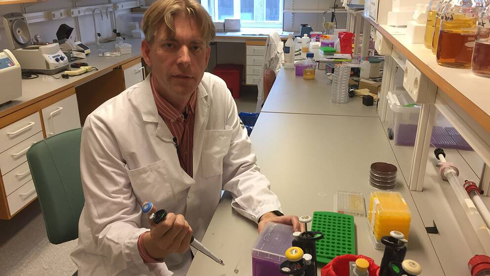 Anders P Håkansson är professor vid Lunds Universitet och arbetar med resistenta bakterier som kan orsaka svåra infektioner hos nyfödda barn.