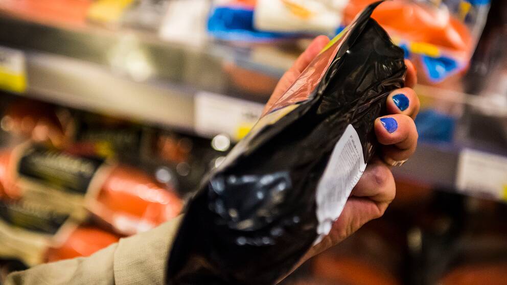 Kött förpackat i svart plast.