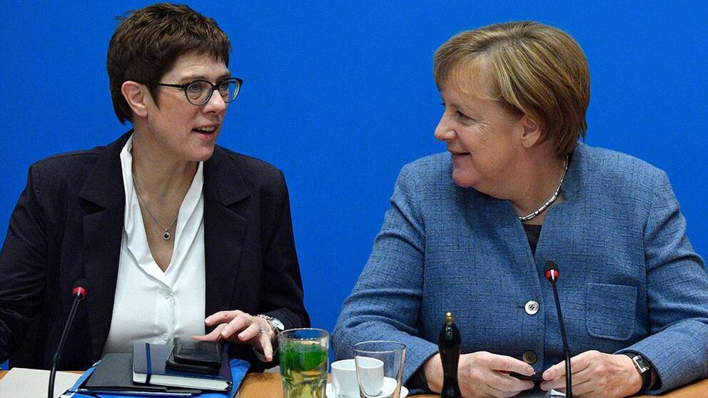 AAnnegret Kramp-Karrenbauer står politiskt nära förbundskansler Angela Merkel.nnegret Kramp-Karrenbauer står politiskt nära förbundskansler Angela Merkel.