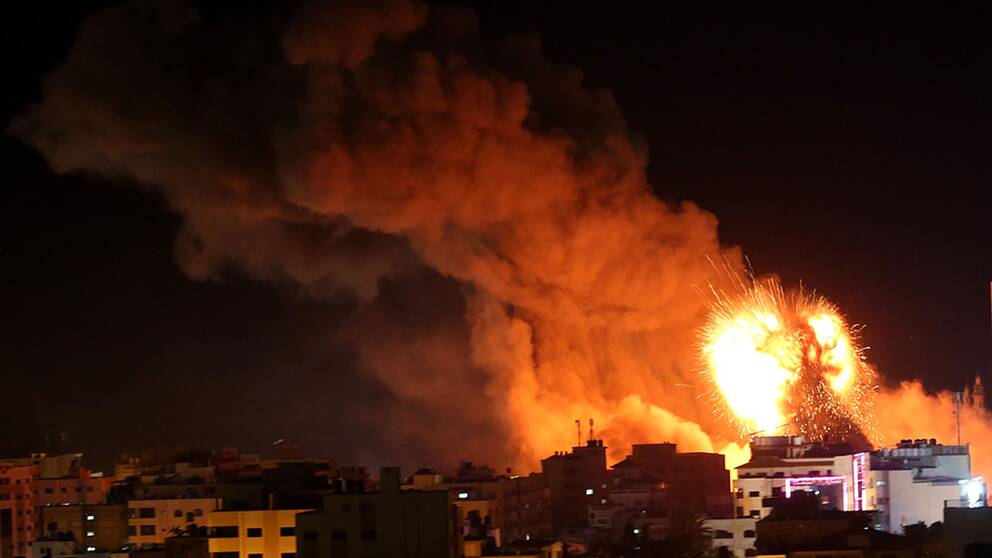 Israeliskt flyg har bombat mål inne i Gaza. Hamas har svarat med raketbeskjutning av mål i Israel.