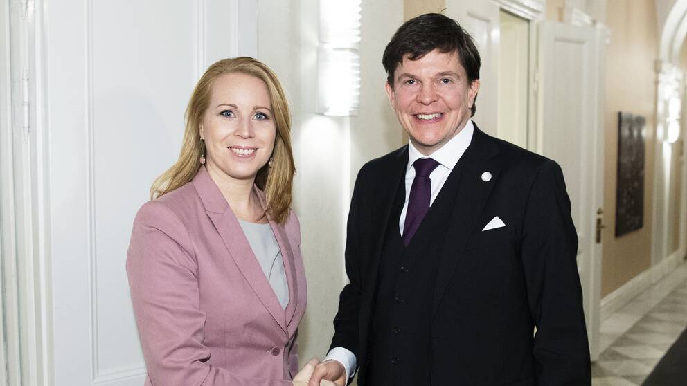 Talmannnen Andreas Norlén har gett Annie Lööf (C) i uppdrag att sondera förutsättningarna för en regering.