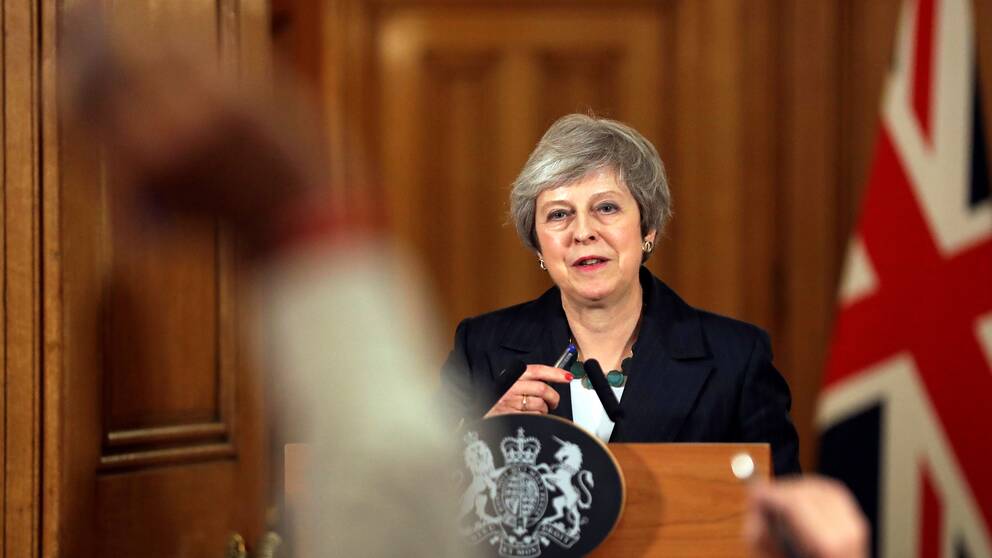 ”Med varje fiber i kroppen tror jag att jag har valt rätt kurs”, säger den brittiska premiärministern Theresa May efter ministeravhoppen.