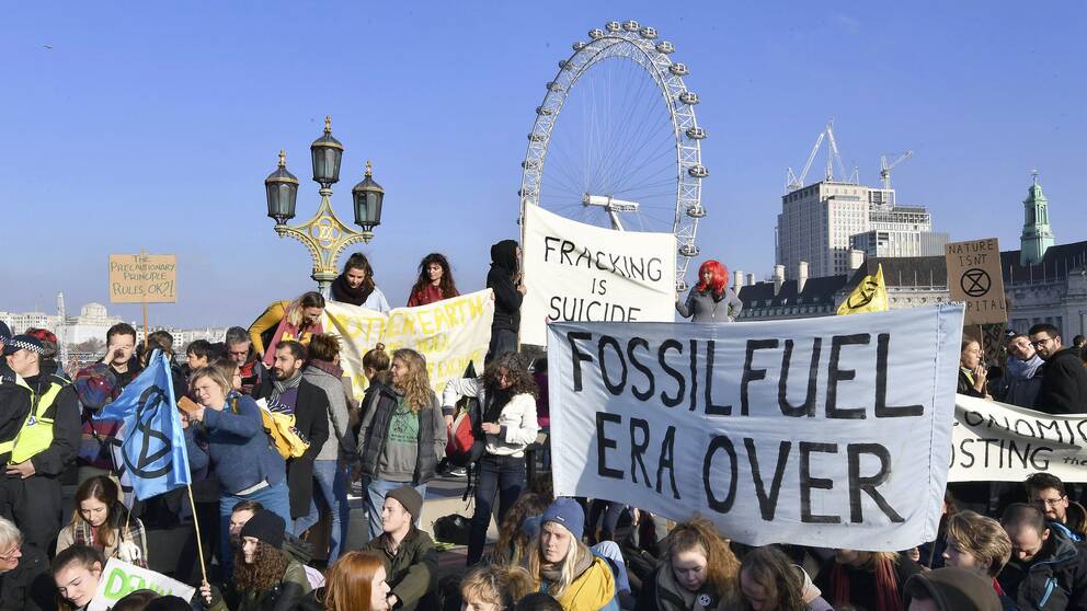 Omkring 6 000 miljöaktivister demonstrerade i centrala London genom att blockera fem broar över floden Themsen på lördagen.