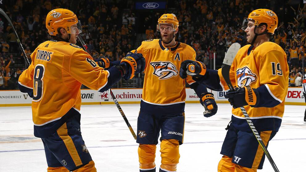 Från vänster: Nashvilles Kyle Turris firar med Mattias Ekholm och Calle Järnkrok.