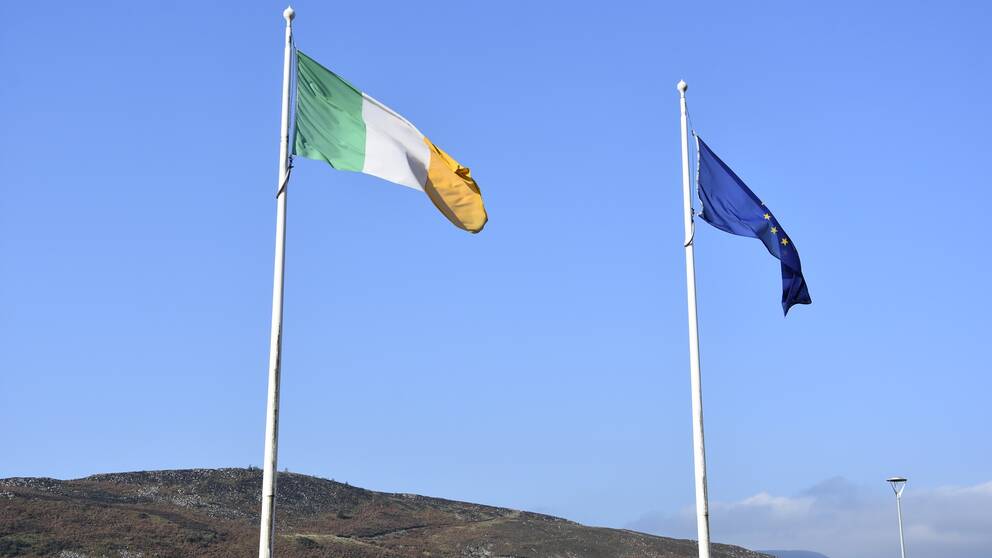 Irlands och EU:s flagga vajar över gränstrakterna mellan Irland och Nordirland.