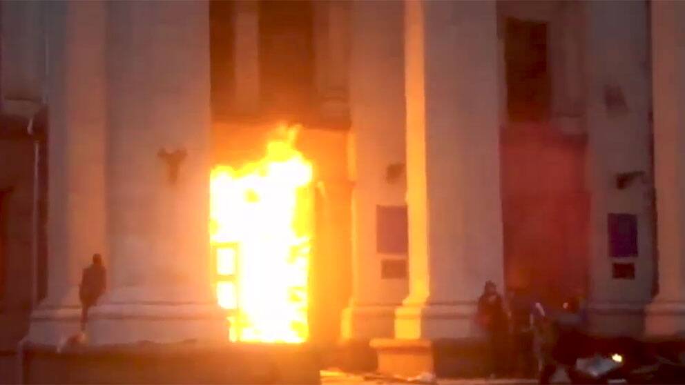 Många människor har dödats i en byggnad som stuckits i brand i Odessa i södra Ukraina