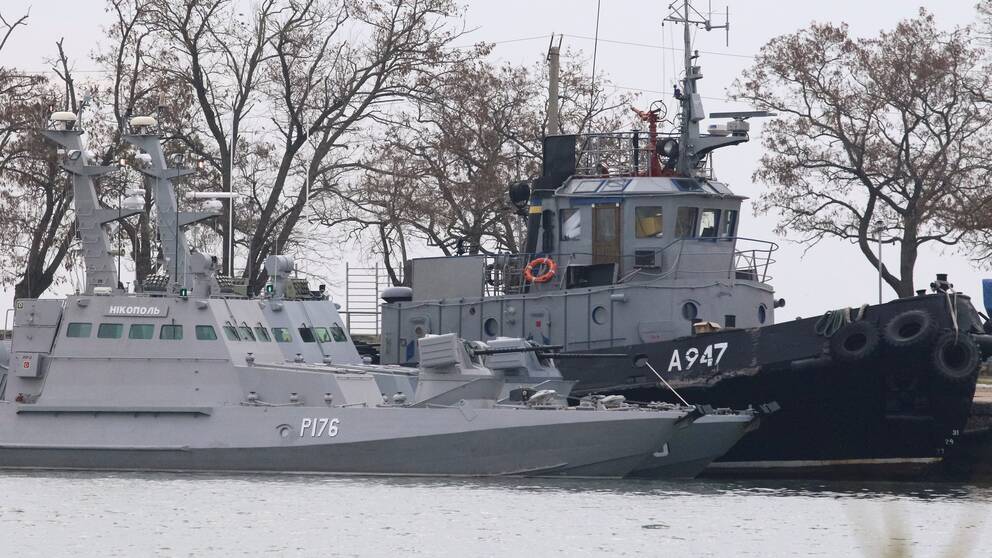 De ukrainska fartygen i den rysskontrollerade hamnen Kertj på måndagsmorgonen.