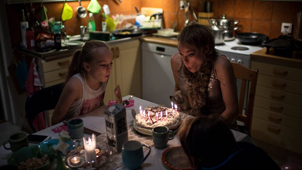 Ida Boström blåser ut ljusen på en tårta.