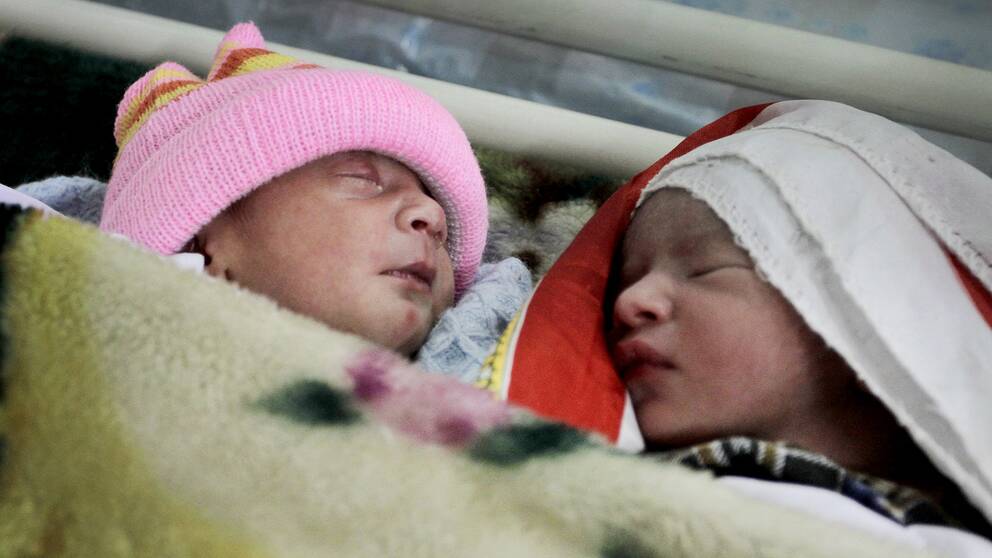 Två nyfödda bebisar i Kabul, huvustad i Afghanistan – ett av de länder där vaccinationspersonal har svårt att nå ut till befolkningen