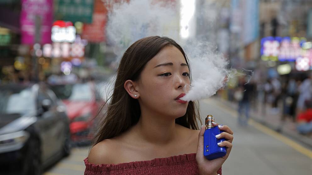 20-åriga Jamie Tsang i Hongkong röker e-cigaretter. I Hongkong vill myndigheterna totalförbjuda elektroniska cigaretter.