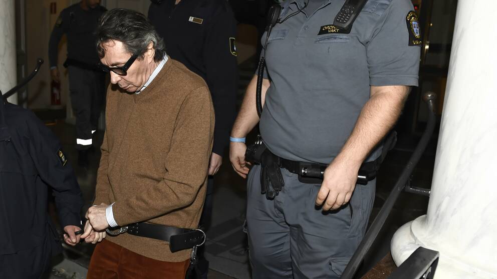 På bilden syns kulturprofilen Jean-Claude Arnault i handfängsel.