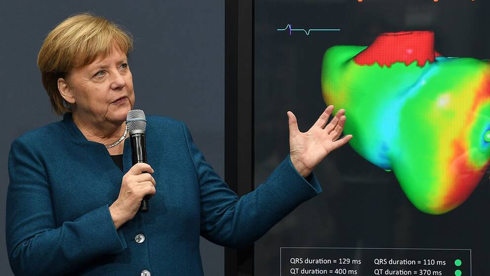 Angela Merkel talar i en mikrofon.