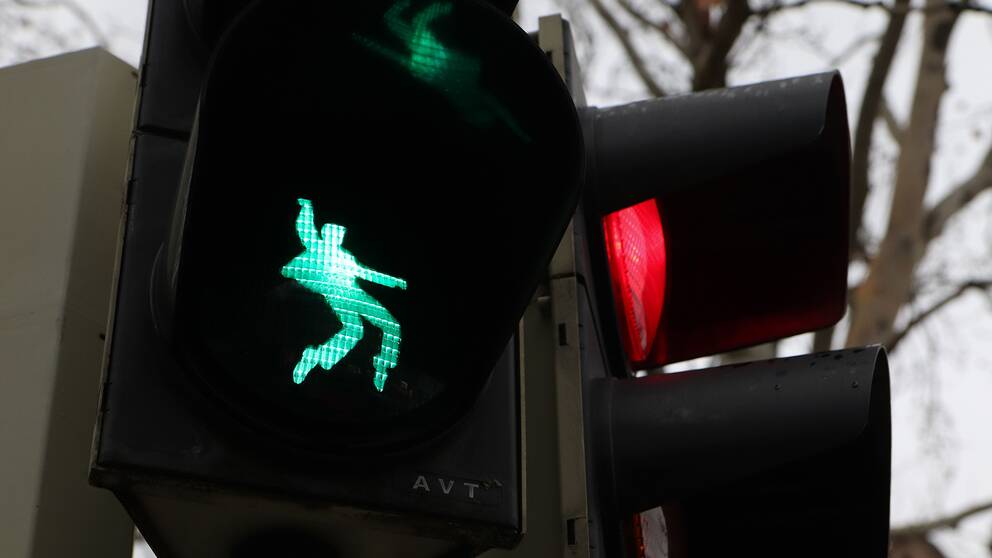 Elvis dansar loss på trafikljuset i Friedberg, Tyskland.