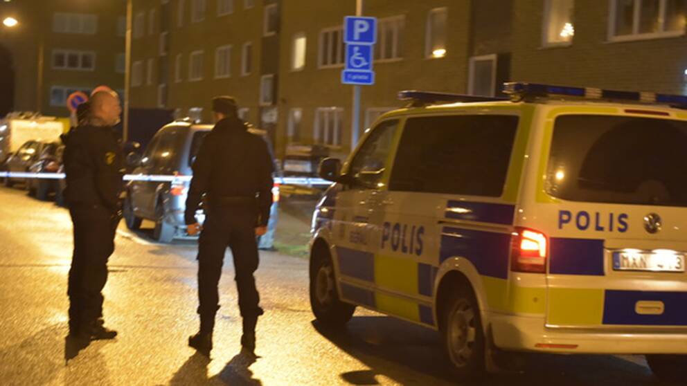 Polisen på plats efter explosionen i Västra Söderkulla.