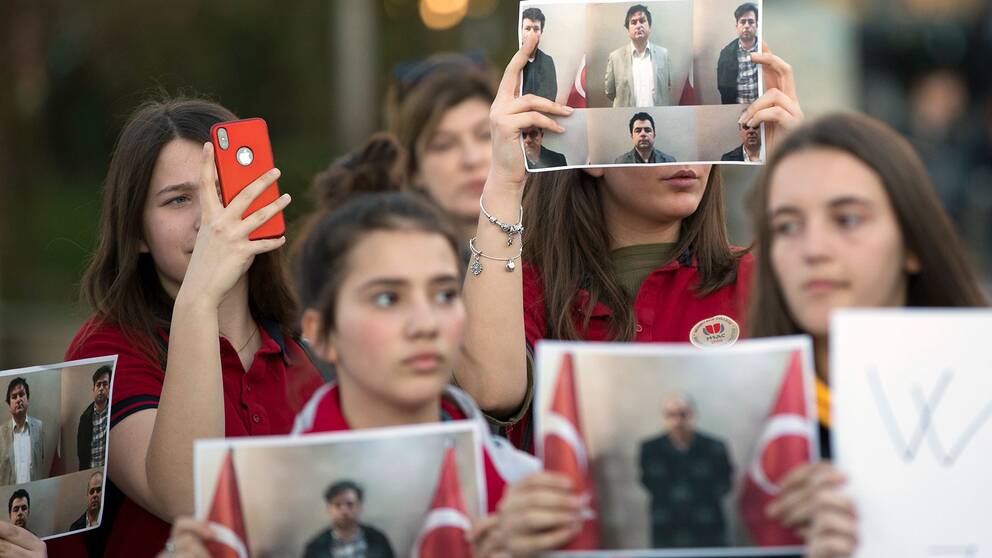 Elever vid en Gülenskola i Kosovo protesterar mot att deras lärare deporterats till Turkiet i mars i år. Arkivbild.
