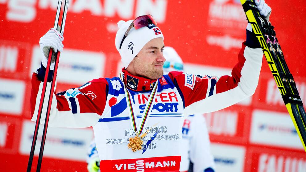 150 301 Petter Northug, Norge jublar med sin guldmedalj efter herrarnas 50 km masstart i klassisk stil under skid-VM den 1 mars 2015 i Falun.