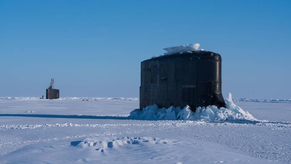 USA:s ubåtar USS Connecticut och USS Hartford har intagit ytläge genom isen i Arktis den 9 mars 2018.
