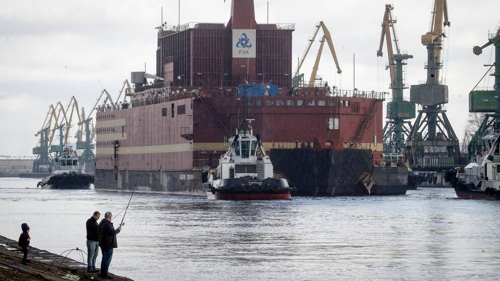 Det flytande ryska kärnkraftverket Akademik Lomonosov när det bogserad från hamnen i Sannkt Petersburg i April 2018.