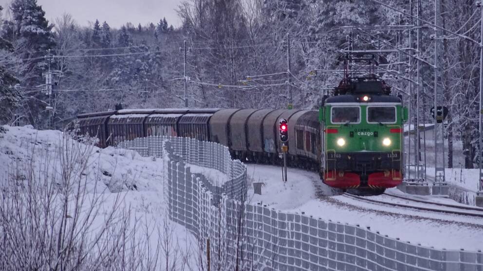 Grönt Green Cargo lok, vinter, snö, tåg