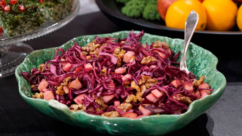 Rödkålssallad med äpple och ingefära SVT recept