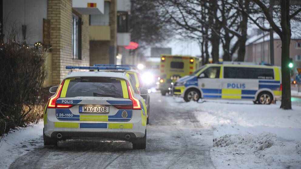 Poliser och ambulans vid en adress i Gävle.