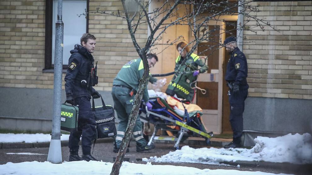 Den skadade kvinnan förs ut från en adress i centrala Gävle.