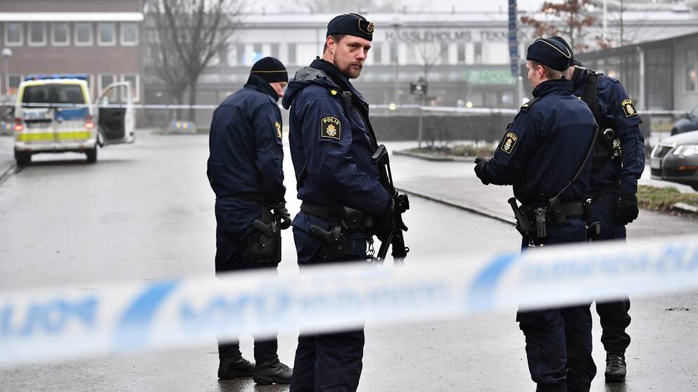 Polis på plats utanför Hässleholms Tekniska skola.
