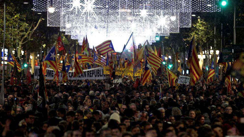 Demonstranter marscherar i Barcelona.