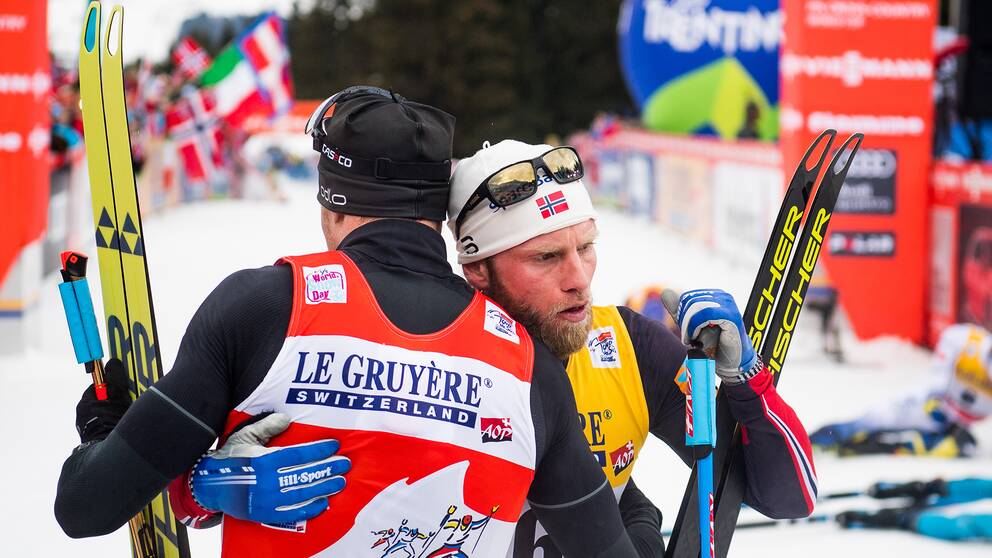 Martin Johnsrud Sundy och Dario Cologna efter Alpe Cermis.