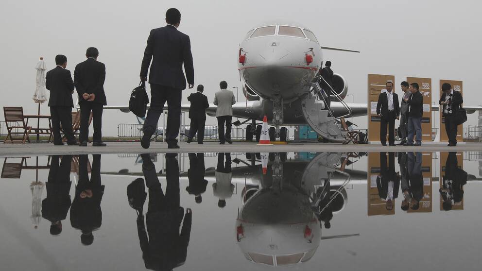 Privatpersoner rör sig mot ett jetplan