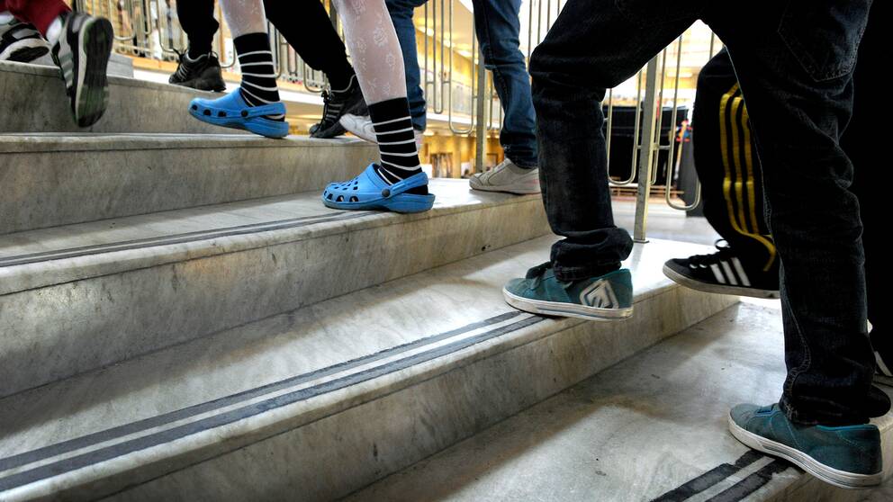 Elever går i en trappa i en skola.