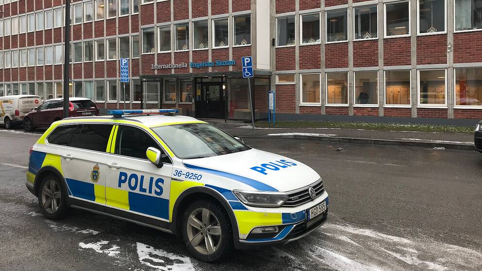 Polisbil står framför Internationella engelska skolan i Tyresö. 