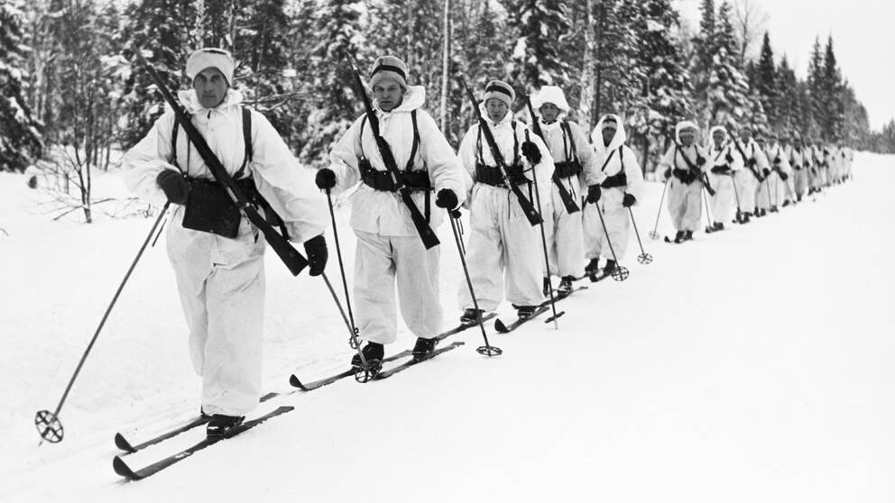 Soldater på skidor någonstans i Sverige