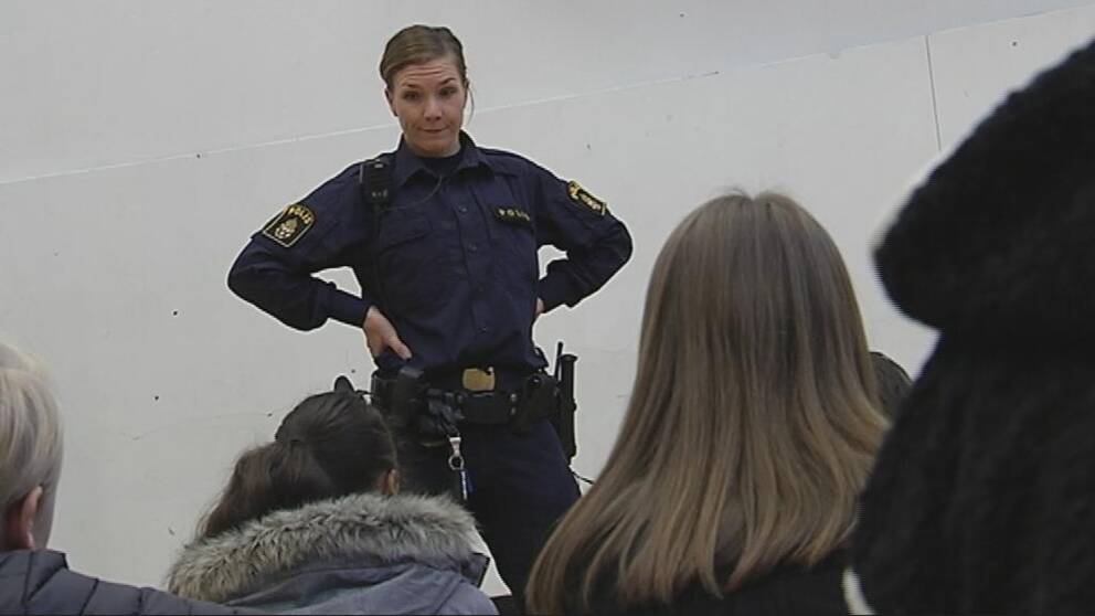 Polis står inför ungdomar och pratar