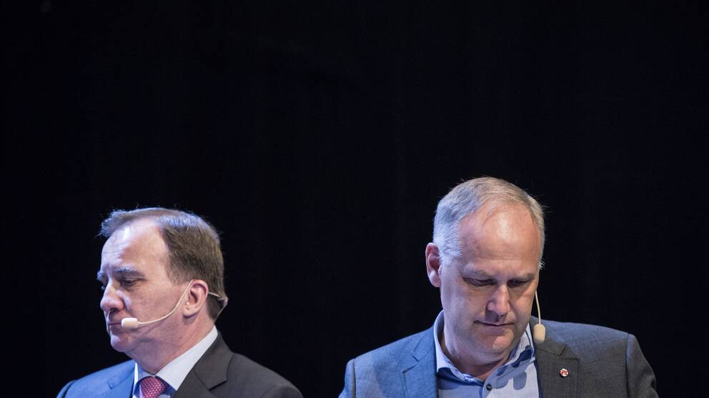 ”Anti-V-klausulen” har fått Vänsterpartiet att se rött. På bilden syns Stefan Löfven och Jonas Sjöstedt.