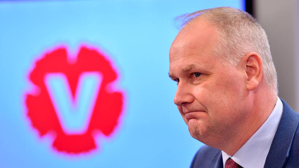 ”V varken får eller kan vara med och förhandla om budget och de 73 punkter som ingår i uppgörelsen mellan S, C, MP och L”, skriver SVT Nyheters politikreporter Johan Zachrisson Winberg.
