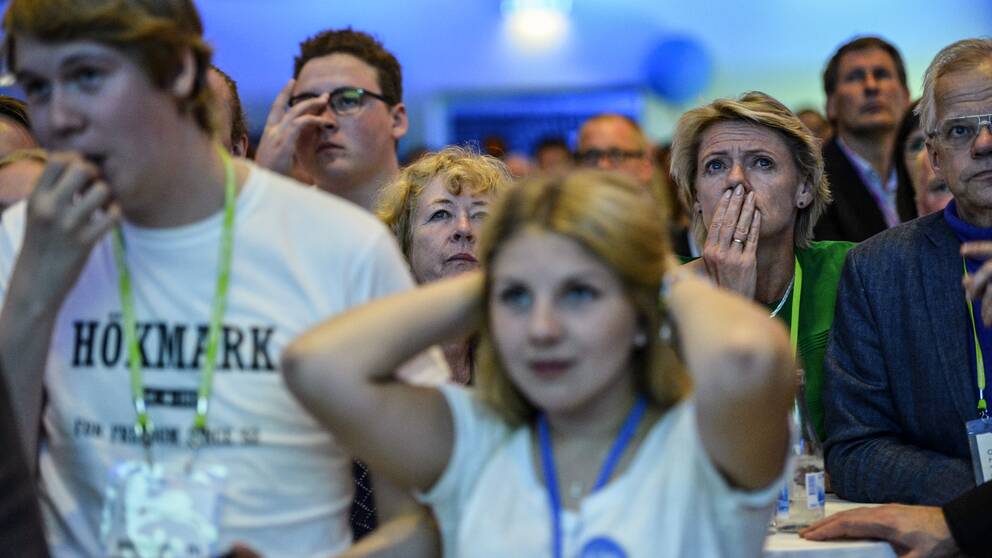 Unga moderater på partiets EU-valvaka i Stockholm efter prognoser om fallande resultat för partiet.