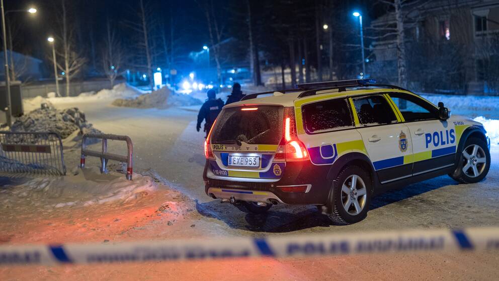 Polisen på plats vid avspärrningarna i bostadsområdet där en man dog och två skadades i en skottlossning på onsdagskvällen.