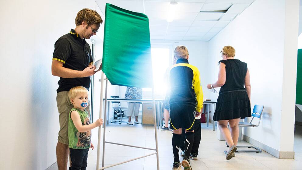 En familj röstar i EU valet vallokalen Stora Ursvik, Sundbyberg.