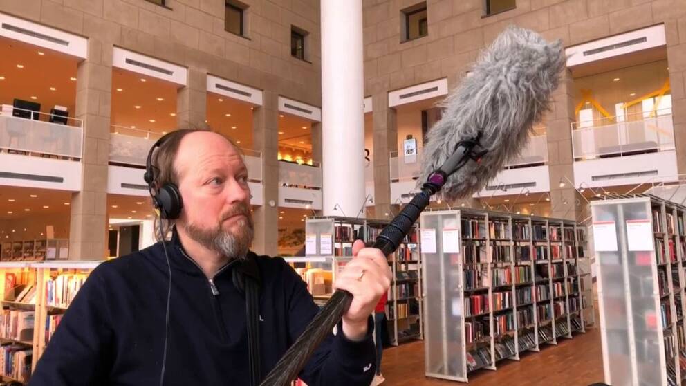 Ljudteknikern Magnus Börjesson spelar in tystnaden i Ljusets kalender på stadsbiblioteket i Malmö.